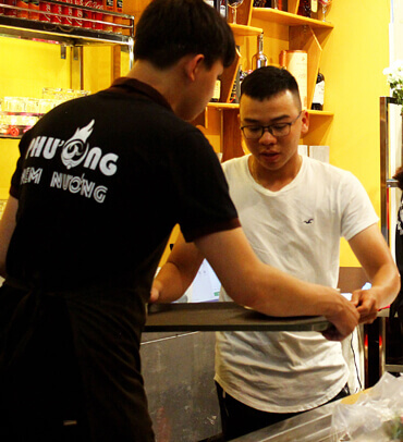 Cách phục vụ chuyên nghiệp của Nem Nướng Phượng